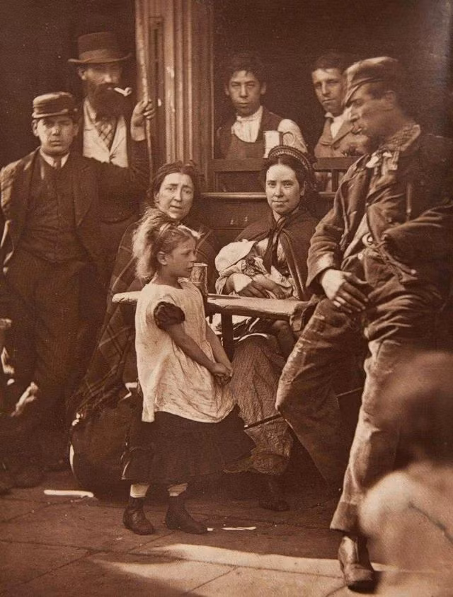 Theo đó, cuộc sống của người dân trên các đường phố ở thủ đô London hiện lên một cách chân thực và sống động.