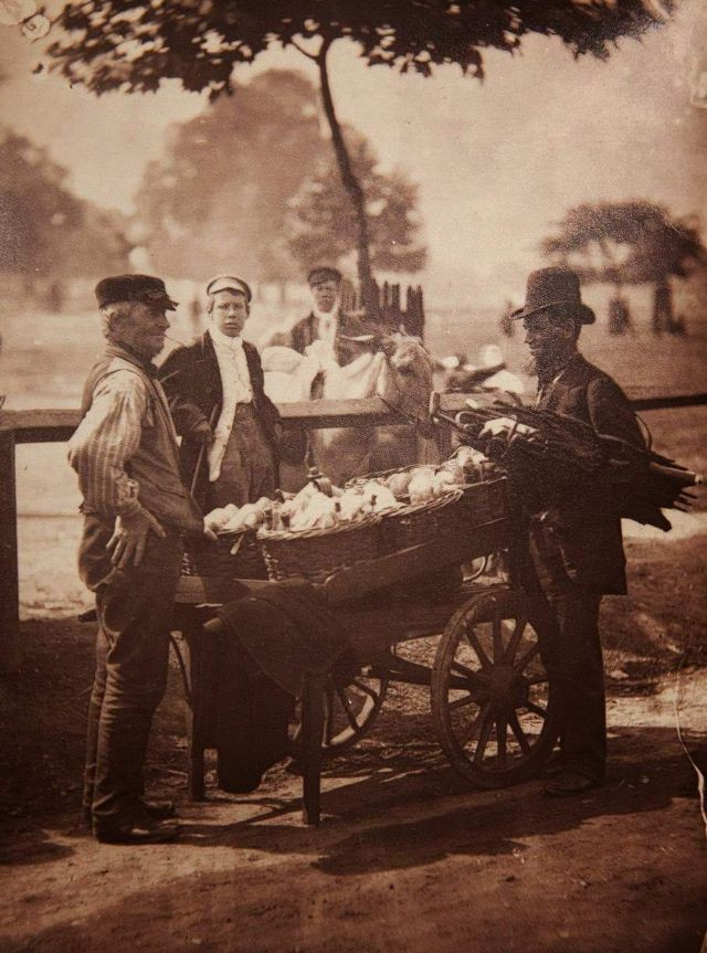 Người đàn ông bán nông sản trên một con đường đất đỏ ở London.