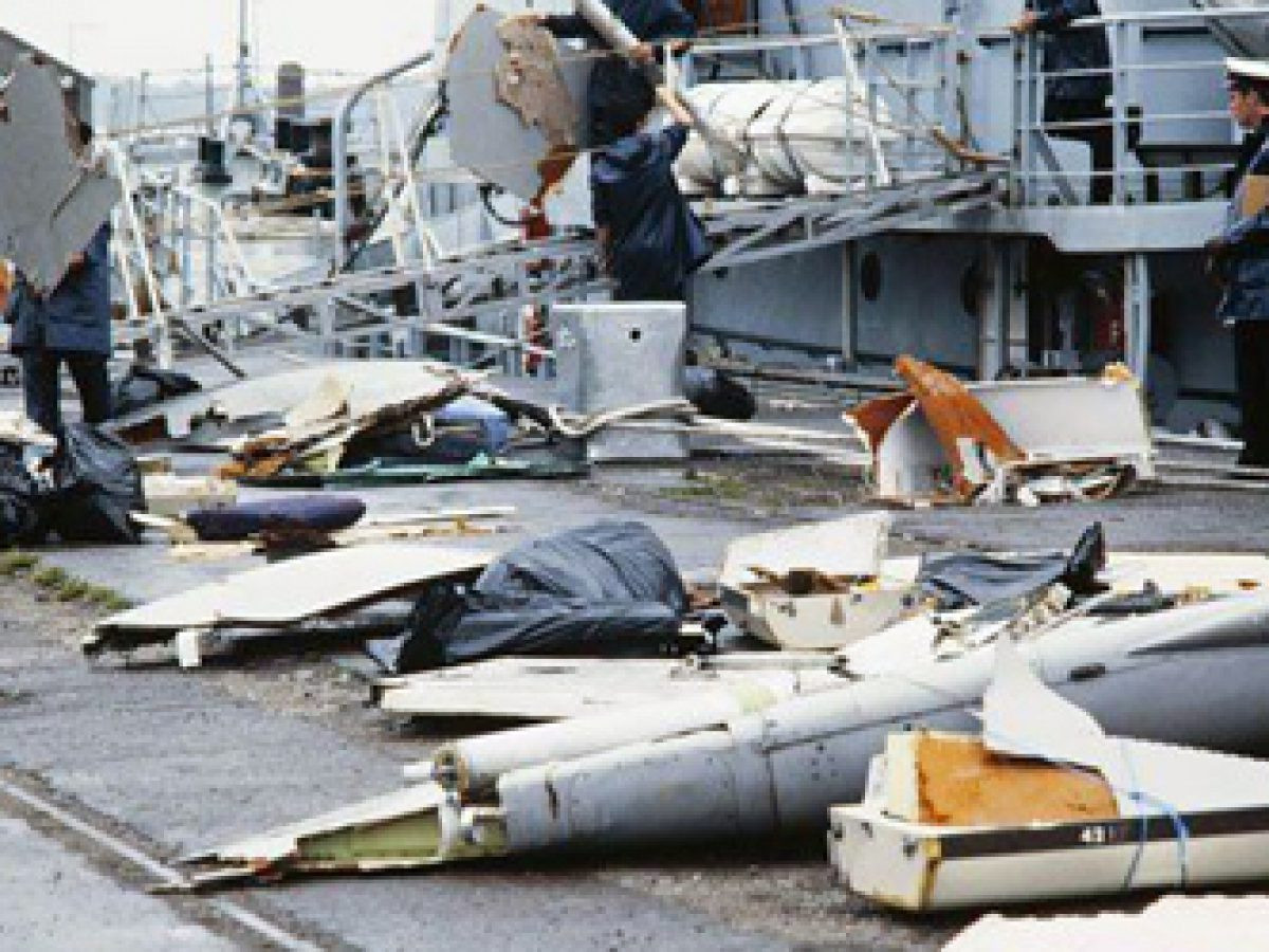 Giới chức Ấn Độ tiến hành điều tra nguyên nhân máy bay rơi và bắt giữ nhiều nghi phạm. Tuy nhiên, cuối cùng, Inderjit Singh Reyat (người Canada gốc Ấn) là người duy nhất bị kết tội vì có liên quan trong vụ đánh bom trên chuyến bay 182.