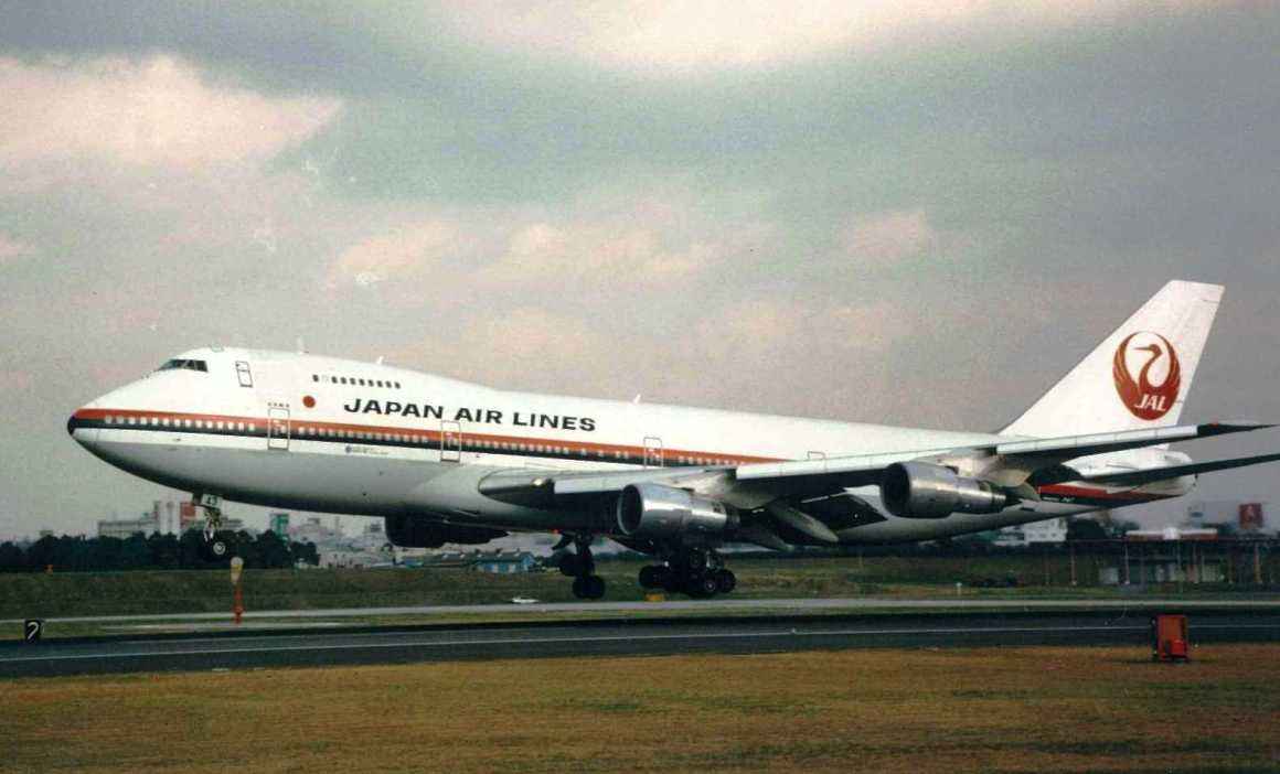 Khi ấy, chiếc Boeing 747 của hãng Japan Airlines trong chuyến bay mang số hiệu 123 đâm vào núi ở miền Trung Nhật Bản.