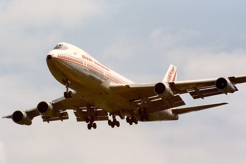 1. Vào ngày 23/6/1985, chuyến bay 182 của hãng Air India (Ấn Độ) khởi hành từ Toronto (Canada) đến sân bay Heathrow, London (Anh). Tuy nhiên, khi đang ở giữa chuyến hành trình, một vụ tai nạn máy bay thảm khốc xảy ra khi một quả bom chuyến bay phát nổ. Hậu quả là toàn bộ 329 hành khách và phi hành đoàn thiệt mạng.
