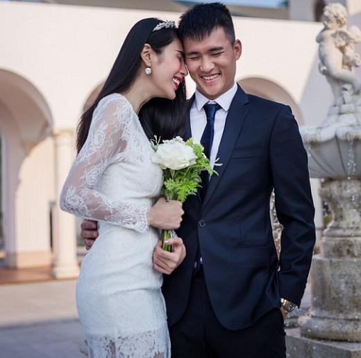 Tháng 11/2008 Công Vinh lần đầu tiên gặp mặt Thủy Tiên trong một buổi chụp hình tạp chí và cả hai đã “yêu nhau từ cái nhìn đầu tiên”