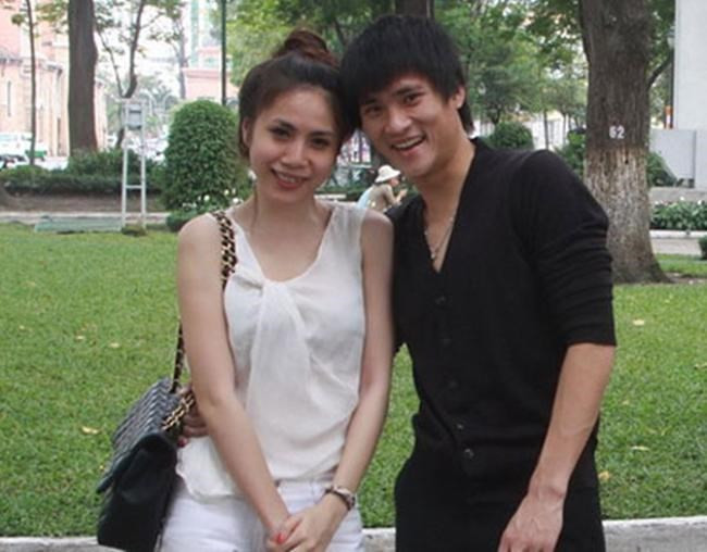 Tháng 8/2009, Công Vinh lên mặt báo chủ động công khai chuyện hẹn hò với Thủy Tiên.