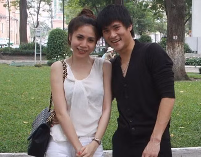 Tháng 8/2009, Công Vinh lên mặt báo chủ động công khai chuyện hẹn hò với Thủy Tiên.