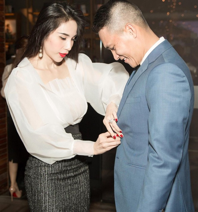 Đến nay, cuộc hôn nhân của nữ ca sĩ và cựu chân sút nổi tiếng chưa bao giờ mất đi sự lãng mạn, ngọt ngào như thuở ban đầu. Họ luôn sánh bước cùng nhau, thậm chí cử chỉ, sự quan tâm càng cho thấy “chỉ số hạnh phúc” tăng dần theo năm tháng.