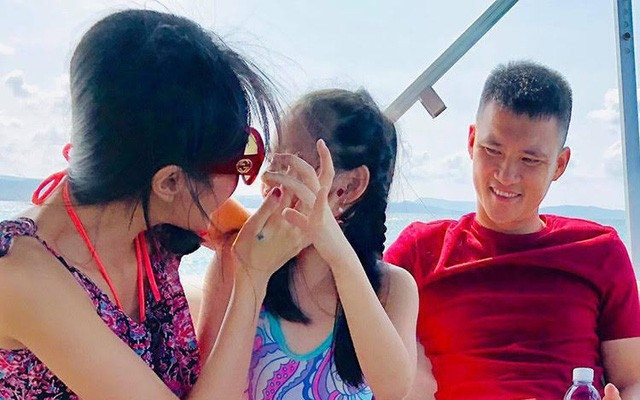 Ngày 2/1/2013, cặp đôi hạnh phúc đón con gái Bánh Gạo chào đời. Trong những ngày nữ ca sĩ sinh con, tiền đạo luôn bên cạnh chăm sóc vợ.