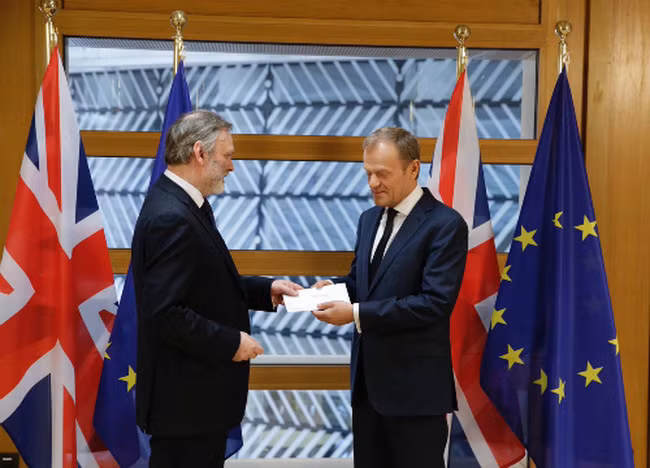 3. Kể từ ngày 1/12/2009, Hiệp ước Lisbon bắt đầu có hiệu lực. Sự kiện quan trọng này mở ra một kỷ nguyên mới đối với 27 nước thành viên Liên minh châu Âu (EU).