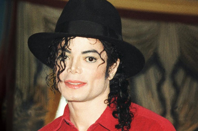 2. Ngày 25/6/2009, ông hoàng nhạc pop Michael Jackson qua đời. Nguyên nhân tử vong được các bác sĩ xác định là do một cơn đau tim.