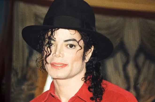 2. Ngày 25/6/2009, ông hoàng nhạc pop Michael Jackson qua đời. Nguyên nhân tử vong được các bác sĩ xác định là do một cơn đau tim.