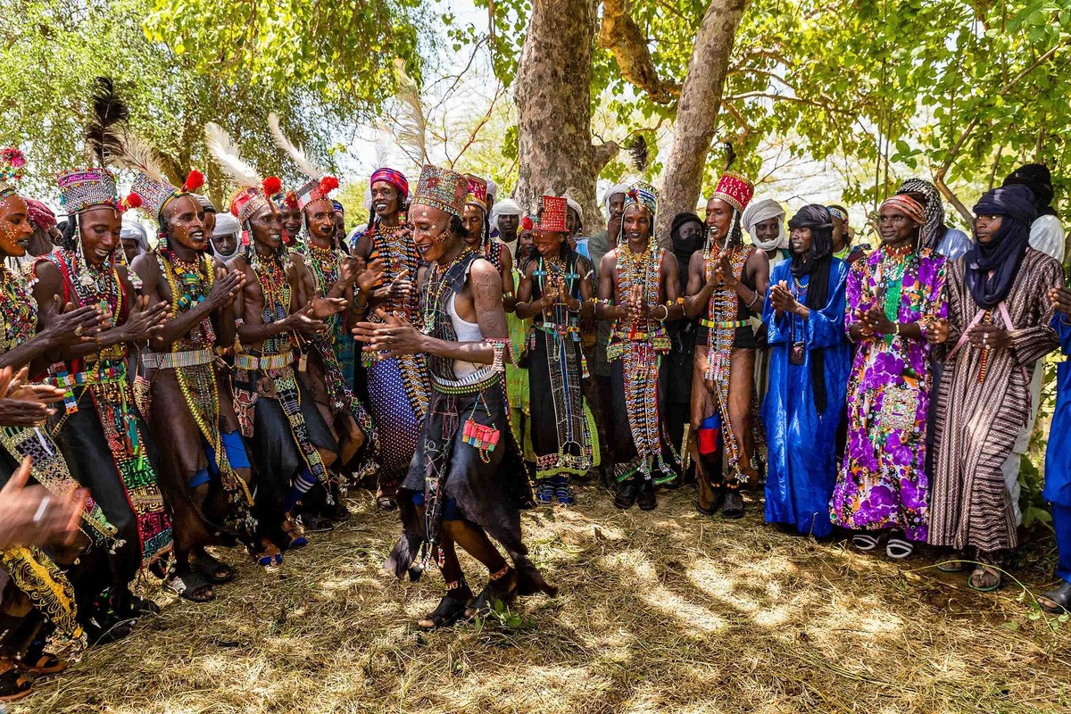 Tại đây, nam giới đến tuổi kết hôn sẽ tham gia lễ hội. Họ sẽ cạnh tranh với nhau để trở thành "mỹ nam" đẹp nhất bộ tộc khiến các chị em đều muốn cưới làm chồng.