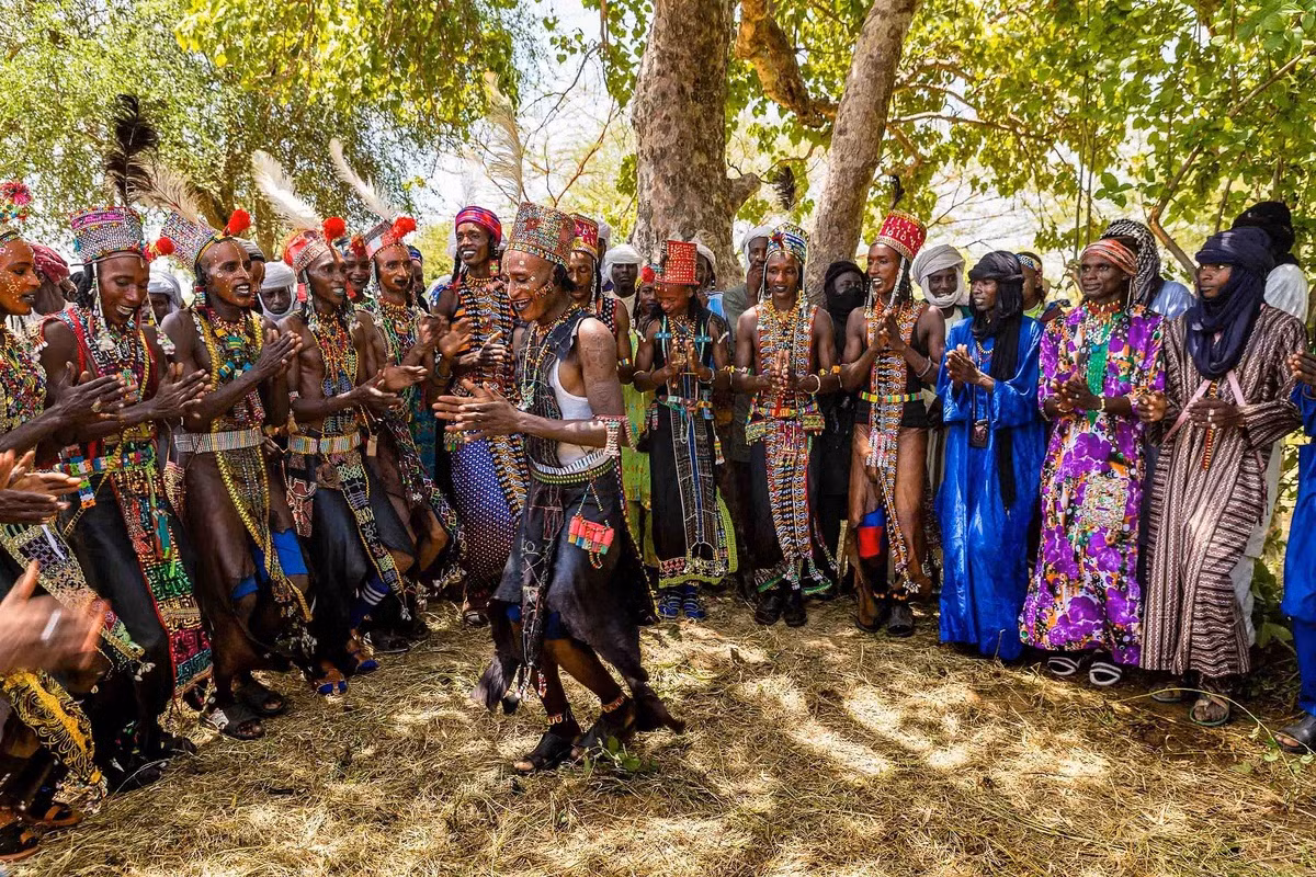 Tại đây, nam giới đến tuổi kết hôn sẽ tham gia lễ hội. Họ sẽ cạnh tranh với nhau để trở thành "mỹ nam" đẹp nhất bộ tộc khiến các chị em đều muốn cưới làm chồng.