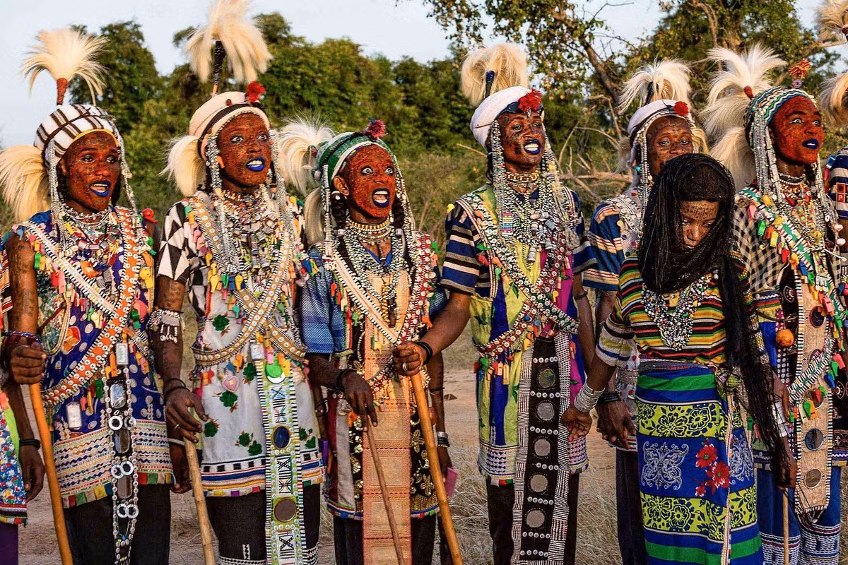 Vào đêm cuối cùng của lễ hội, 3 thanh niên tuấn tú, khỏe mạnh nhất bộ tộc sẽ được xướng tên ở ngôi vị cao nhất. Theo đó, họ có thể chọn được bạn đời ngay tại lễ hội. Những chàng trai khác cũng có thể tìm được vợ trong dịp này.