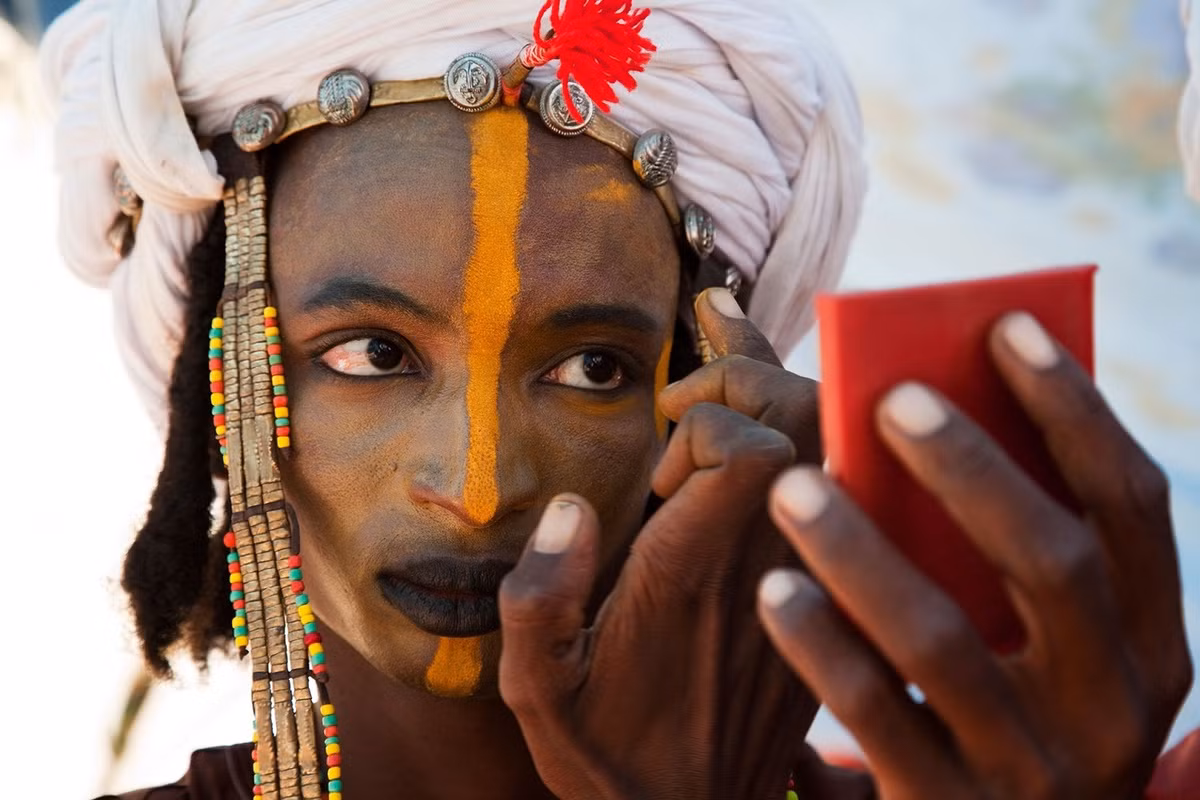 Do đó, đàn ông trong bộ tộc Wodaabe dành nhiều thời gian và công sức để trang điểm gương mặt.