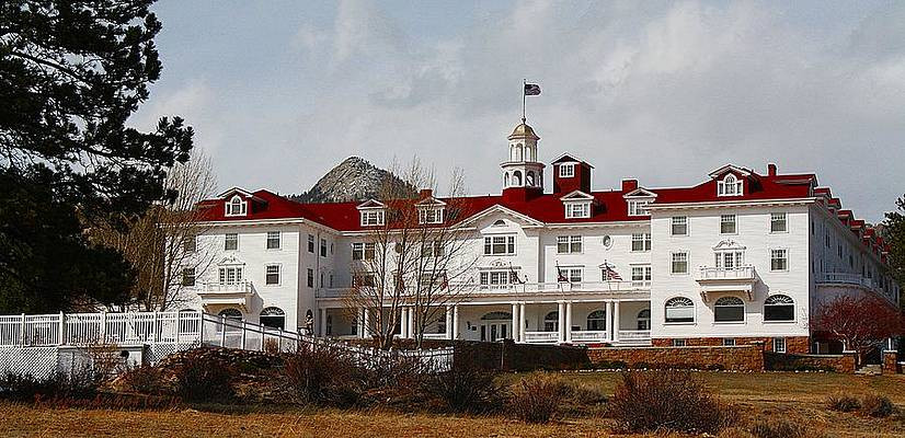 Vào đêm hôm ở căn phòng đó, nhà văn Stephen có cơn ác mộng kinh hoàng. Ông nằm mơ thấy con trai nhỏ đang ở hành lang khách sạn thì có một ngọn lửa bùng cháy dữ dội. Vì vậy, ông tỉnh dậy trong sợ hãi.