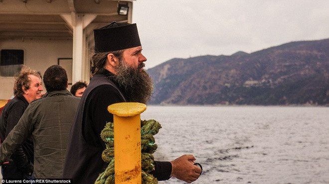 Du khách là nam giới có thể ghé thăm núi Athos và tìm hiểu cuộc sống của các tu sĩ tại vùng đất linh thiêng này.