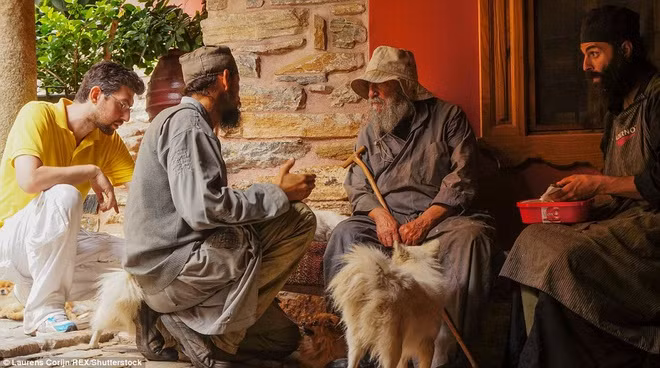 Khi mặt trời lặn, cổng tu viện đóng. Vì vậy, các tu sĩ phải trở về tu viện trước thời điểm này.