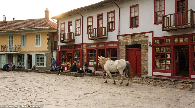 Khi đến núi Athos, nam du khách có thể tham gia các nghi lễ, buổi cầu nguyện cùng với các tu sĩ. Họ cũng được phép ăn và ở qua đêm tại một số tu viện.