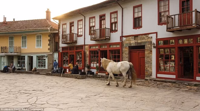 Khi đến núi Athos, nam du khách có thể tham gia các nghi lễ, buổi cầu nguyện cùng với các tu sĩ. Họ cũng được phép ăn và ở qua đêm tại một số tu viện.