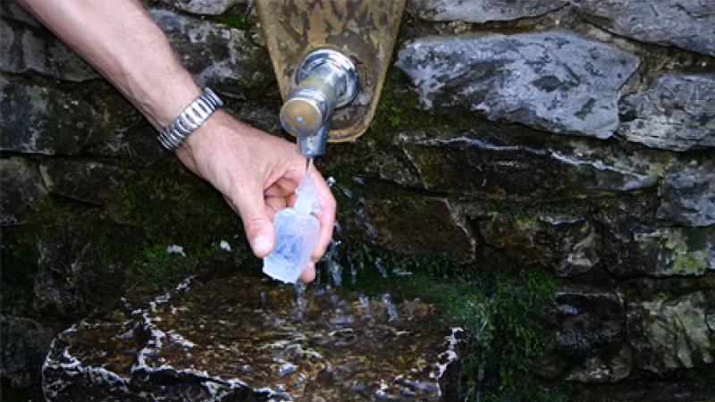 Tương truyền, nước ở dòng suối này có khả năng chữa lành mọi bệnh tật. Chính vì vậy, trong suốt nhiều thế kỷ qua, hàng nghìn người tìm đến dòng suối này để lấy nước uống với hy vọng sẽ đẩy lùi được bệnh tật.