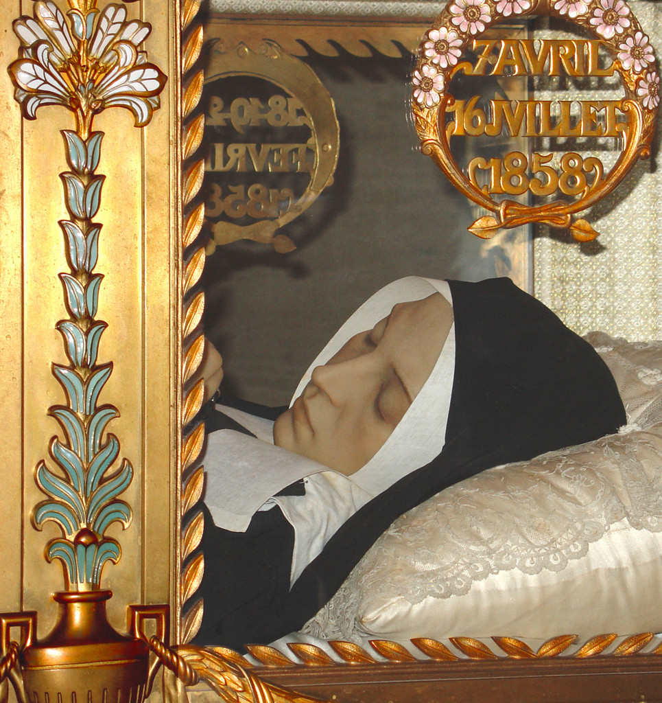 Trong năm 1858, Thánh Bernadette chứng kiến Đức Mẹ Maria xuất hiện 18 lần. Nhiều người cho rằng đây là một phép màu mà chỉ có Thánh Bernadette gặp được.