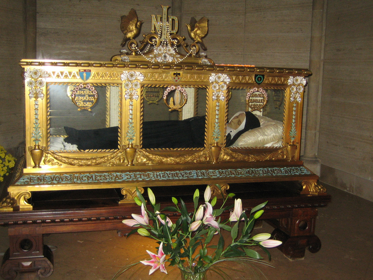 Sau khi qua đời năm 35 tuổi, thi hài Thánh Bernadette không có dấu hiệu phân hủy, trông bà giống như đang ngủ say, da, tóc... còn gần như nguyên vẹn.