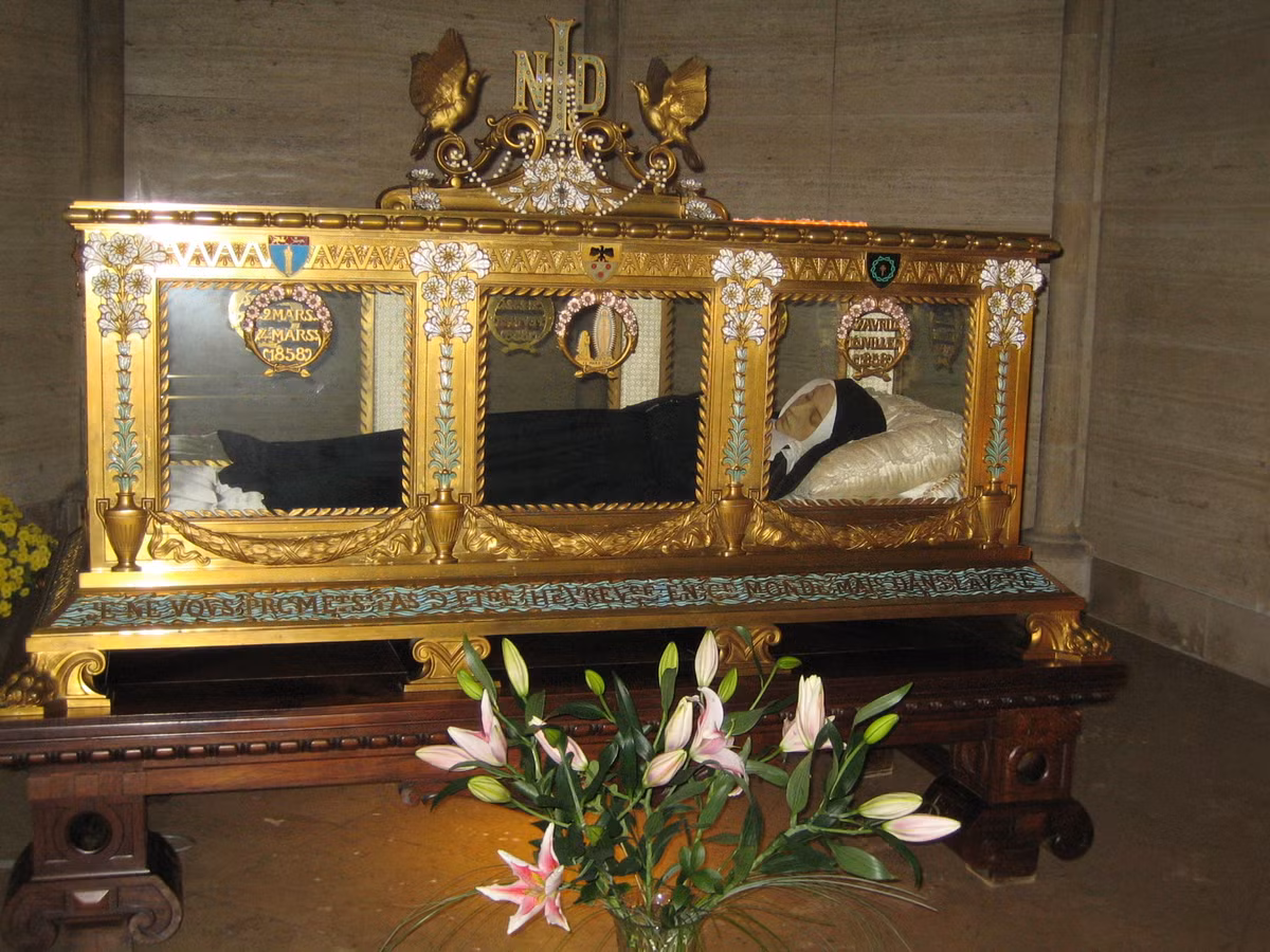 Sau khi qua đời năm 35 tuổi, thi hài Thánh Bernadette không có dấu hiệu phân hủy, trông bà giống như đang ngủ say, da, tóc... còn gần như nguyên vẹn.