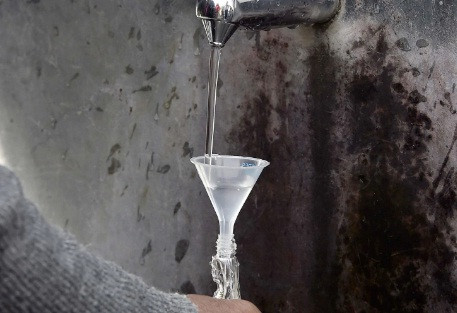 Kể từ khi dòng suối xuất hiện gần nhà thờ Lourdes, nước ở đây chưa bao giờ ngừng chảy. Một vài tài liệu nói rằng khoảng hơn 7.000 người uống nước tại dòng suối "thần" được chữa lành bệnh tật một cách diệu kỳ.