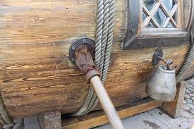 Lần này, Nikonov đóng tàu ngầm từ gỗ và có hình dạng gần giống một thùng rượu dài 6m và cao 2m. Con tàu được trang bị các ống lửa - một loại vũ khí gần giống súng phun lửa. Khi tiếp cận tàu địch, tàu ngầm sẽ đưa phần đầu của ống lửa nhô lên khỏi mặt nước rồi phun vào tàu đối phương nhằm gây cháy.