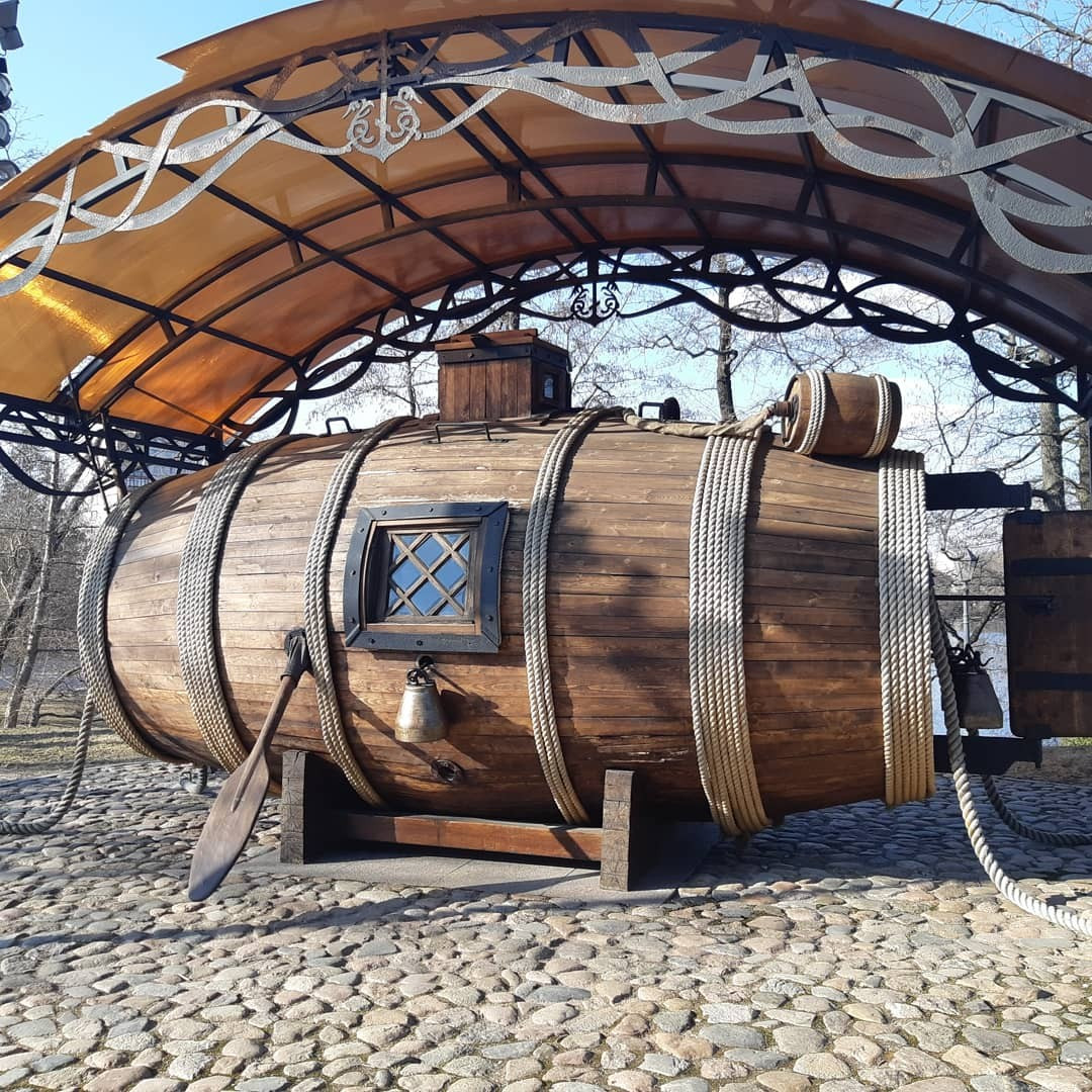 Thêm nữa, ông Nikonov thiết kế thêm một khoang điều áp không khí cho phép thợ lặn dễ dàng rời khỏi tàu ngầm để đục thủng đáy tàu của đối phương. Vào mùa xuân năm 1724, tàu ngầm trên được thử nghiệm trên sông Neva. Ban đầu, con tàu hoạt động ổn định ở độ sâu khoảng 3 - 4m nhưng về sau nó bị chìm do vỡ phần đáy. May mắn là Nikonov cùng 4 người khác ở bên trong tàu kịp thời thoát ra ngoài nên thoát chết.