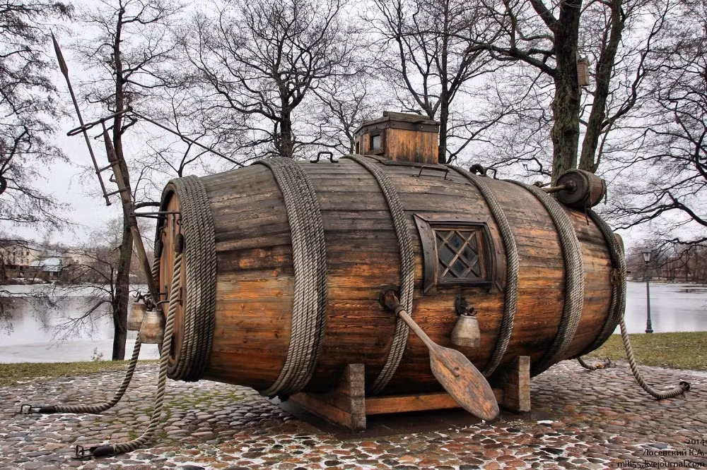 Với sự tò mò và quan tâm về vũ khí mới này, Peter Đại đế chấp thuận cho thợ mộc Nikonov đến thành phố Saint-Petersburg và bắt đầu công việc chế tạo tàu ngầm.