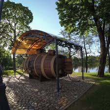 Trong cuộc thử nghiệm đó, tàu ngầm do Nikonov phụ trách đạt được kết quả khả quan. Vì vậy, Peter Đại đế ra lệnh cho thợ mộc Nikonov xây dựng một con tàu có kích thước lớn hơn.