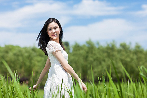 Trời sinh những phụ nữ sinh tháng 5 âm lịch không làm quan làm tướng thì cũng được tận hưởng cuộc sống thành công, đầy đủ tiền bạc, vật chất, không lo thiếu bất cứ thứ gì. Từ giữa năm trở đi, cơ hội làm giàu sẽ đến liên tiếp. Nếu biết nắm bắt thì những ngày tháng sau không cần lo lắng nhiều đến chuyện cơm áo gạo tiền.