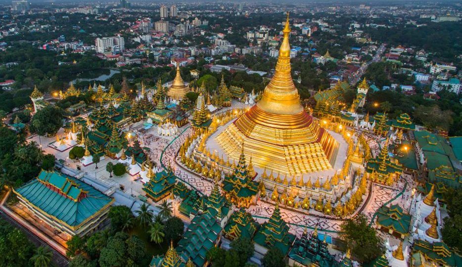Những ghi chép lịch sử về chùa Shwedagon có từ năm 1465. Khi ấy, các tháp Phật trong chùa được dát vàng. Số vàng được dùng để dát lên các bảo tháp do các thành viên hoàng gia, Phật tử và người dân cúng, công đức tại chùa.