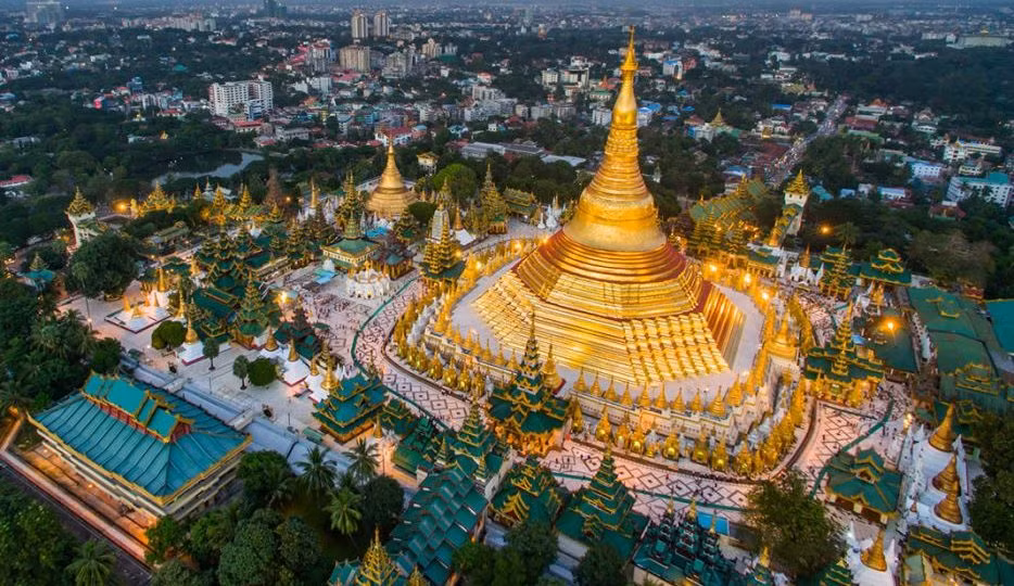 Những ghi chép lịch sử về chùa Shwedagon có từ năm 1465. Khi ấy, các tháp Phật trong chùa được dát vàng. Số vàng được dùng để dát lên các bảo tháp do các thành viên hoàng gia, Phật tử và người dân cúng, công đức tại chùa.