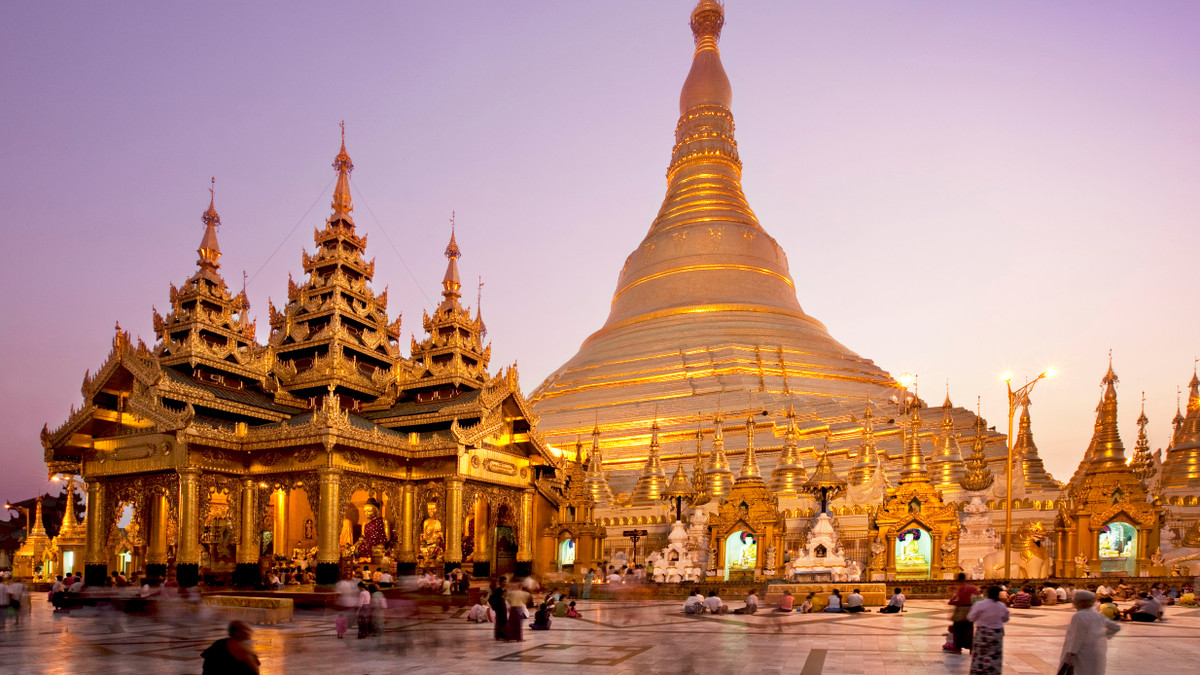 Tháp chính trong chùa Shwedagon có một chiếc chuông lớn và cũng được dát vàng toàn bộ. Mỗi năm, chuông lại được dát một lớp vàng lá mới. Khu vực quanh tháp chính còn nhiều tháp Phật với các sảnh cầu nguyện, tượng điêu khắc và đền thờ.