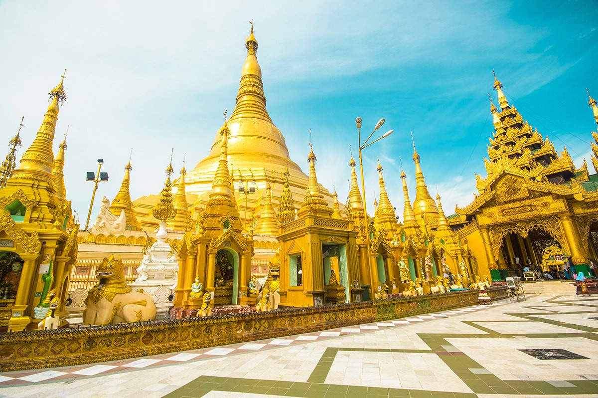 Trong số này có việc nhiều thành viên hoàng gia ở Myanmar thời xưa thường cúng số lượng lớn vàng bằng với trọng lượng cơ thể hoặc lớn lên để làm vàng lá dát lên tháp.
