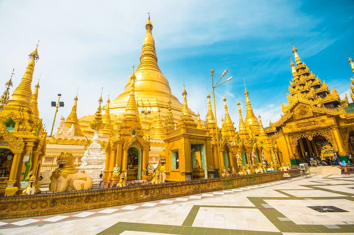 Trong số này có việc nhiều thành viên hoàng gia ở Myanmar thời xưa thường cúng số lượng lớn vàng bằng với trọng lượng cơ thể hoặc lớn lên để làm vàng lá dát lên tháp.