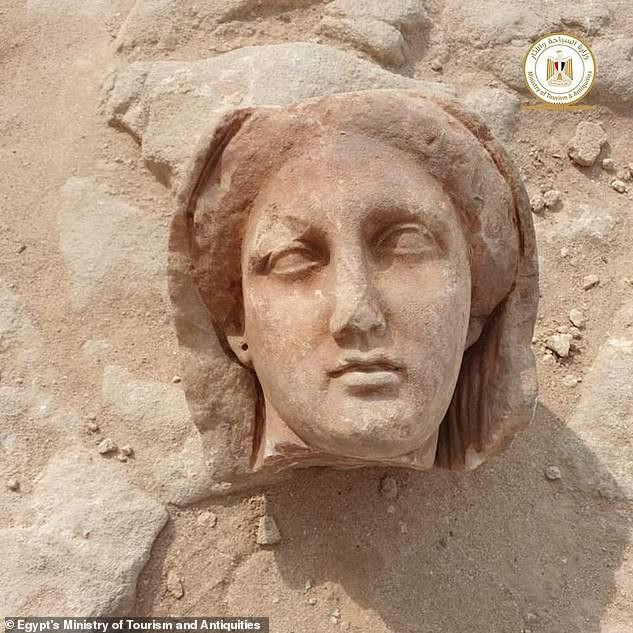 Do chiếc lưỡi giả làm bằng vàng nên trải qua hàng ngàn năm, cổ vật này vẫn sáng lấp lánh bên trong khoang miệng xác ướp.