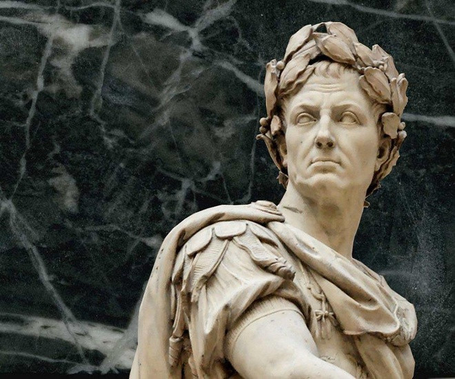 Thậm chí, Octavian còn phát hiện Cleopatra có quan hệ tình ái với danh tướng La Mã Mark Antony sau khi Julius Caesar chết. Chính những điều này khiến cuộc xung đột giữa Octavian và Cleopatra càng trở nên căng thẳng. Hai bên đều muốn tiêu diệt đối phương nên diễn ra nhiều cuộc chiến ác liệt.
