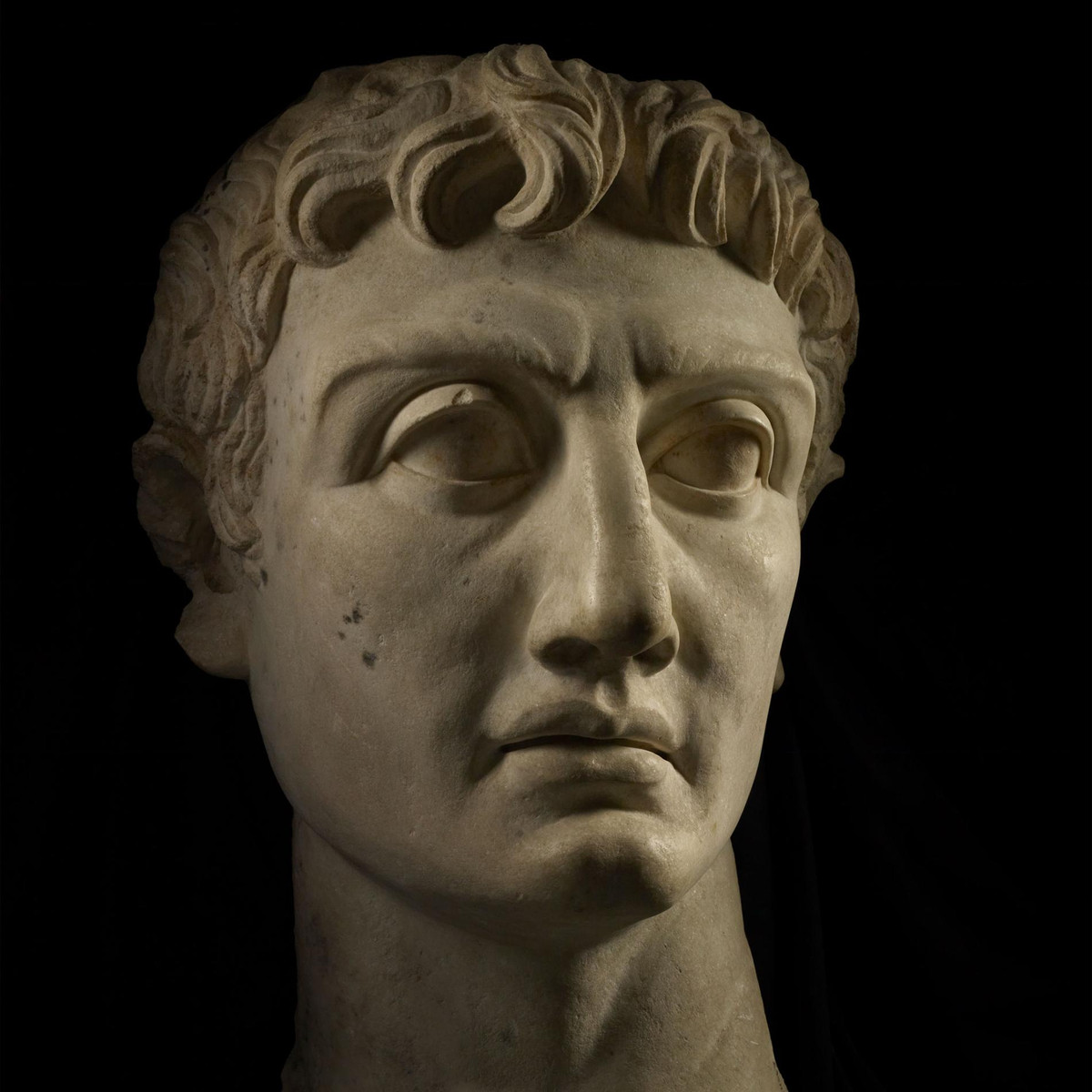 Cuộc tranh giành quyền lực giữa Cleopatra và Octavian diễn ra sau khi Julius Caesar bị ám sát năm 44 trước Công nguyên. Sau khi người tình chết, Cleopatra trở lại Ai Cập và đầu độc anh trai Ptolemy XIV. Kế đến, Nữ hoàng Ai Cập đưa con trai Caesarion trở thành pharaoh. Do đó, hai mẹ con cùng cai trị đất nước.