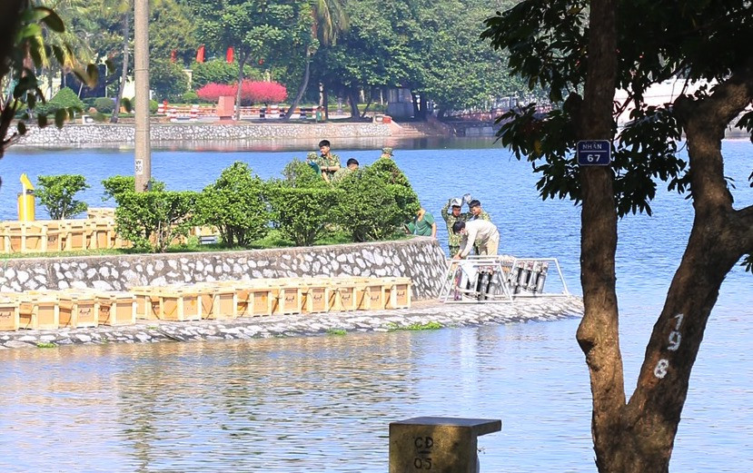 Theo quan sát của PV, pháo hoa được đặt tại các đảo, bán đảo trong CV Thống Nhất thay vì chỉ đặt tập trung tại một góc như mọi năm.