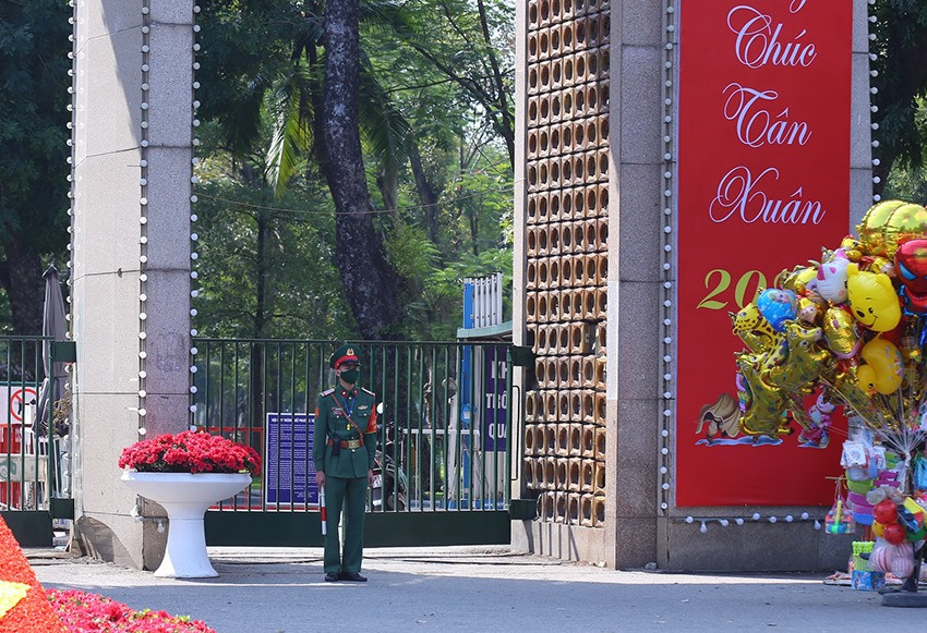 Bộ Tư lệnh Thủ đô và các đơn vị liên quan được giao nhiệm vụ đảm bảo an toàn cho trận địa bắn pháo hoa và khu vực lân cận, không tập trung đông người để phòng chống dịch bệnh.