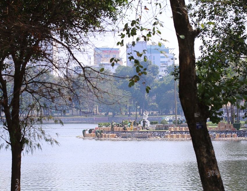 Thêm vào đó, tất cả cổng dẫn vào khu vực bắn pháo hoa đều được đóng kín.