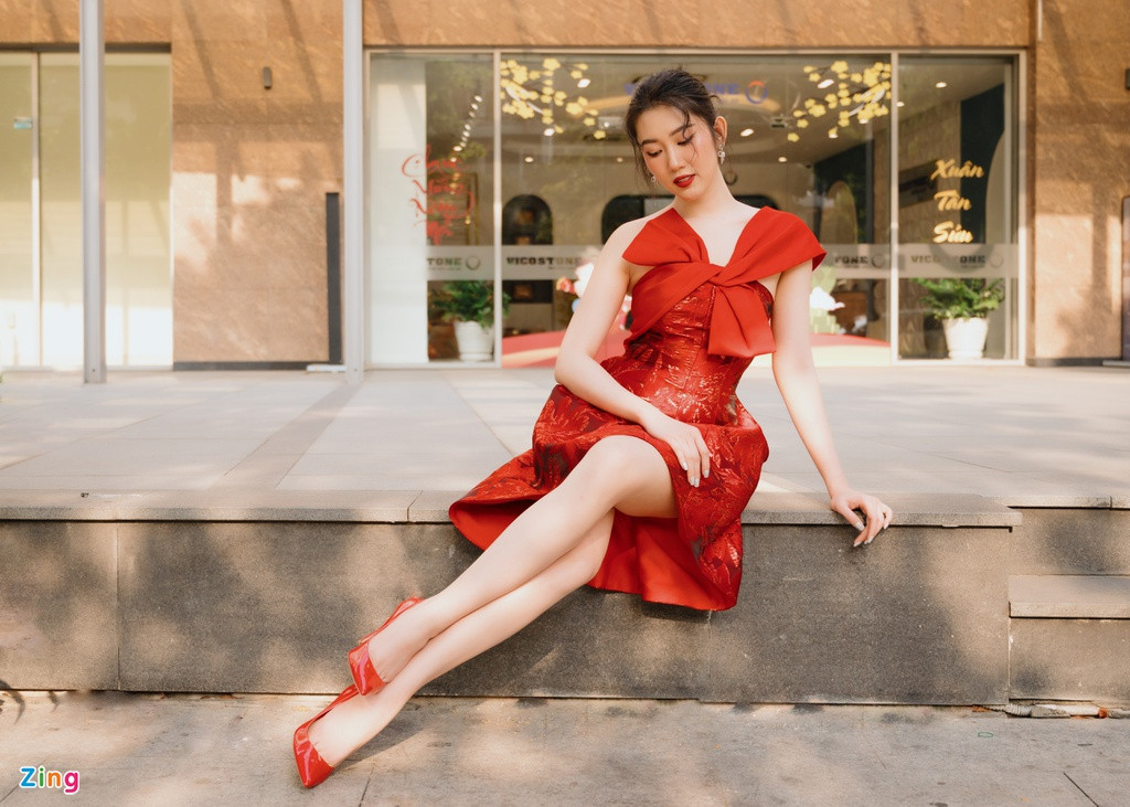 Về nghi vấn hẹn hò Trương Thế Vinh, Thúy Ngân cho hay cả hai là anh em đồng nghiệp. Cô khen đàn anh tâm lý, biết quan tâm bạn bè. "Có lẽ tôi và anh Vinh được đẩy thuyền nhiều vì cả hai còn độc thân, cũng đẹp đôi", cô nói.