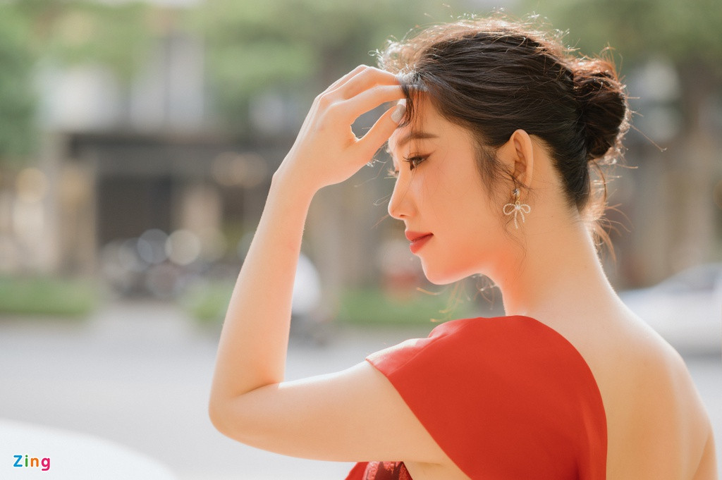 Nhìn lại năm 2020, nữ diễn viên cảm thấy hài lòng với những gì mình làm được. Cô lần đầu thử sức với thể loại hành động trong phim Hoa hải đường. Tự mình thực hiện hầu hết pha hành động khiến cô bị bầm dập khá nhiều. Trong đó, chấn thương ở mũi của Thúy Ngân hiện chưa hồi phục. Cô tiết lộ: "Bác sĩ khuyên tôi nhân dịp mũi gãy, làm lại cho cao hơn nhưng tôi không muốn thay đổi bất cứ đường nét nào trên gương mặt mình. Vì thế tôi để mũi tự lành và chấp nhận thời gian hồi phục lâu hơn phẫu thuật".