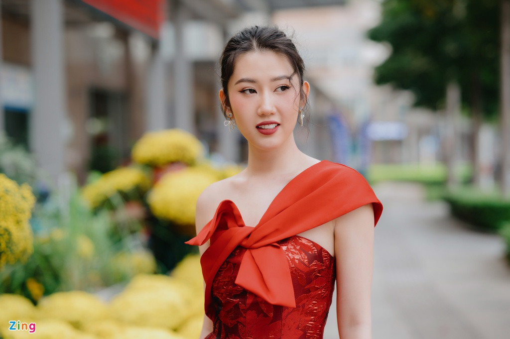 Nữ diễn viên tâm sự càng trưởng thành, cô càng nhận ra gia đình là chỗ dựa tinh thần quan trọng. "Khi lên TP.HCM lập nghiệp, tạo dựng tên tuổi, tôi mải mê với công việc, hiếm có thời gian về thăm nhà. Tôi cảm thấy mình như một cá thể độc lập, tách ra khỏi gia đình. Nhưng khi cha bị tai biến, tôi thấy mình trở thành niềm vui của ông. Mỗi lần tôi về, cha đều vui lắm. Vì thế, cứ rảnh rỗi, tôi lại về thăm nhà", Thúy Ngân trải lòng.