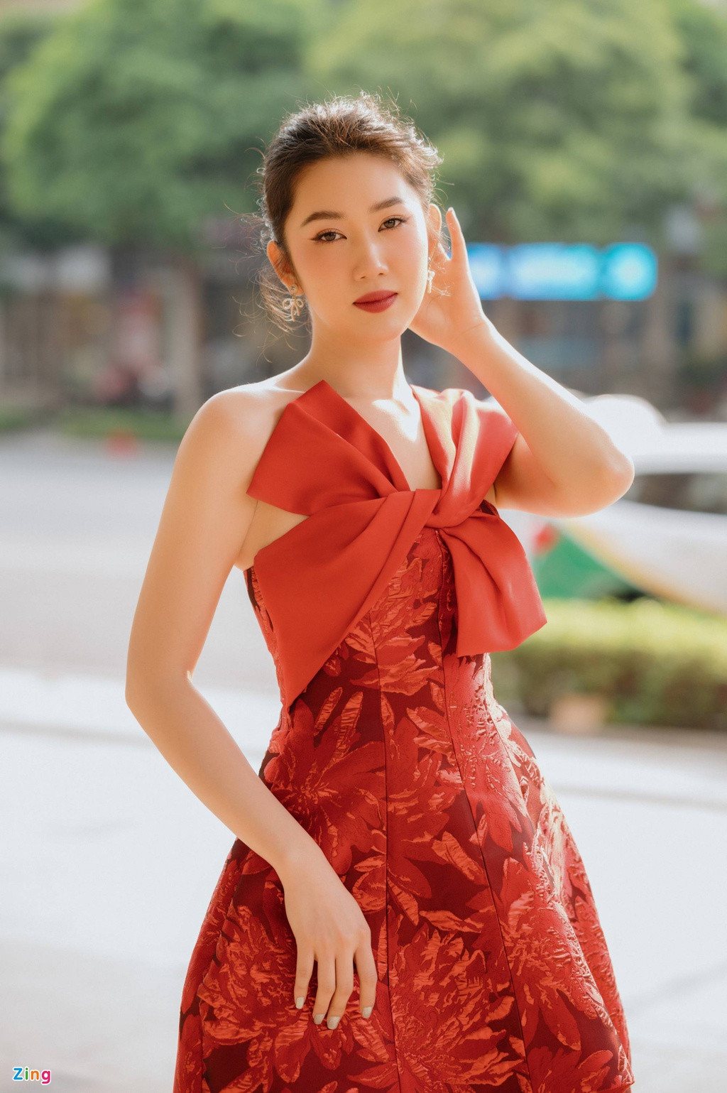 Nhờ có vóc dáng thon thả, Thúy Ngân có thể biến hóa với nhiều phong cách thời trang. Nữ diễn viên cho biết đời thường cô yêu thích trang phục đơn giản, màu sắc trung tính. Nhưng khi đi tiệc, Thúy Ngân lựa chọn những bộ đầm gợi cảm, sang trọng hoặc cá tính.