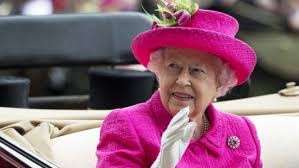 Dù đã ngoài 90 tuổi nhưng Nữ hoàng Elizabeth II không ngại lựa chọn những bộ trang phục có màu sắc rực rỡ như hồng, tím, đỏ, xanh, vàng chanh... khi xuất hiện trong các sự kiện quan trọng của Hoàng gia Anh.