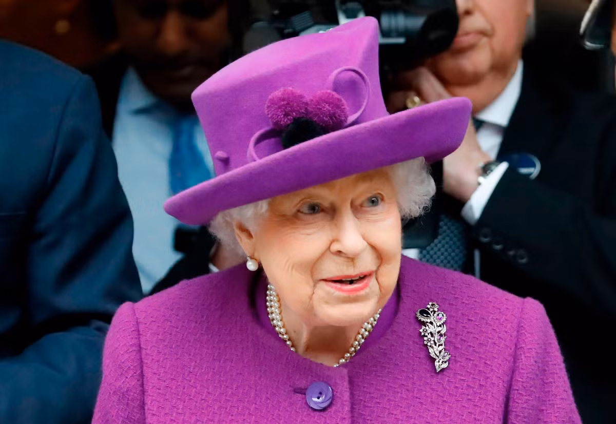 Liên quan đến thói quen lựa chọn trang phục có màu sắc rực rỡ, bắt mắt, Nữ hoàng Elizabeth II từng nói rằng: "Tôi cần phải được nhìn thấy để được tin tưởng".