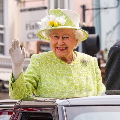 Nhờ vậy, nhiều người dân vui mừng khi nhìn thấy Nữ hoàng Elizabeth II trong các sự kiện lớn dù chỉ có thể đứng nhìn từ xa.